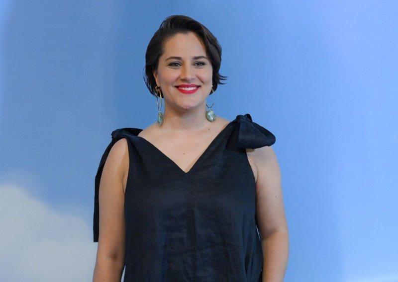 HRT-ova voditeljica odlučila se na drastičan rez: Novu frizuru pokazala u emisiji uživo