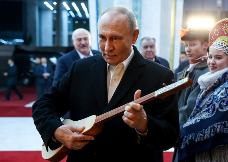 [VIDEO] Putin se primio lutnje: Pogledajte sviračko umijeće ruskog predsjednika