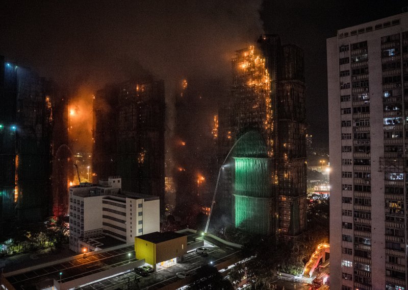 Vatrogasci obuzdali požar u Hong Kongu: Progutao zgradu s osam tornjeva, poginule 94 osobe