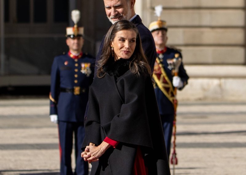 Tako jednostavan, a efektan: Ovaj kaput je kao stvoren za haljine, a odlično ide i na traperice