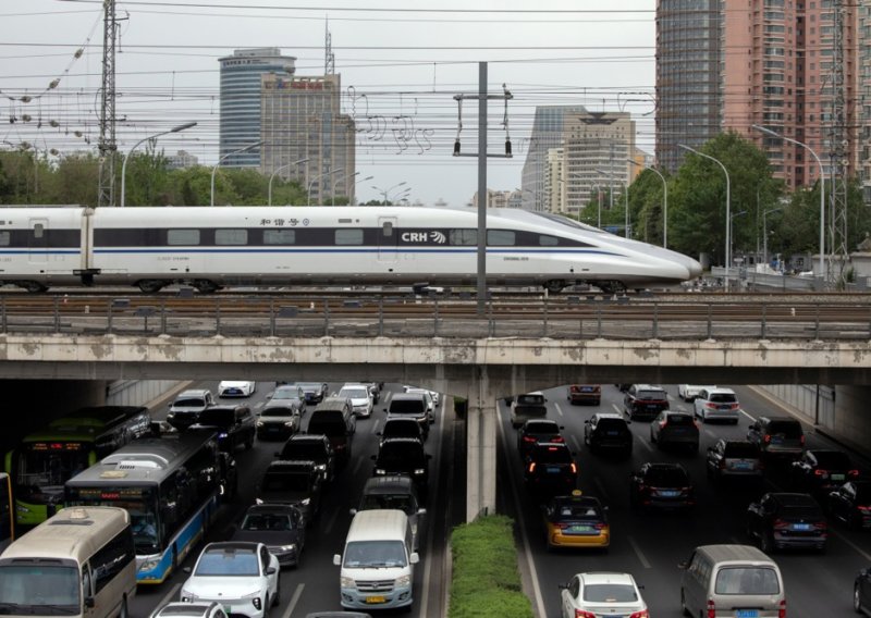 Nesreća u Kini: Vlak na zakrivljenoj pruzi pogodio skupinu radnika