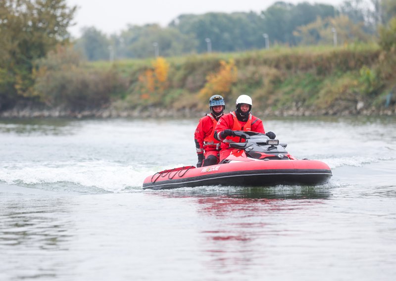 Petrinjski vatrogasci brane Petrinju od 'eko-incidenta': Plutajuću mrlju zaustavljaju branama