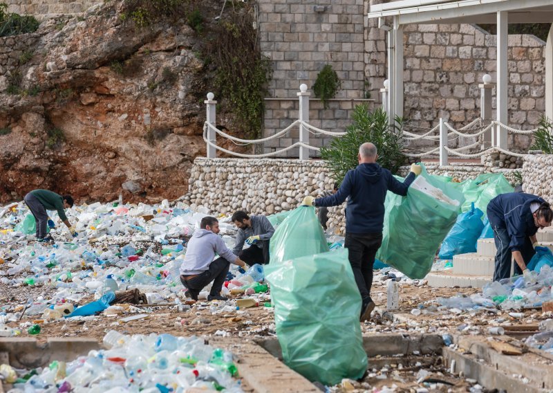 U Dubrovniku izvučeno oko 30 kubnih metara otpada iz mora: 'Vlada razgovara s Albancima'