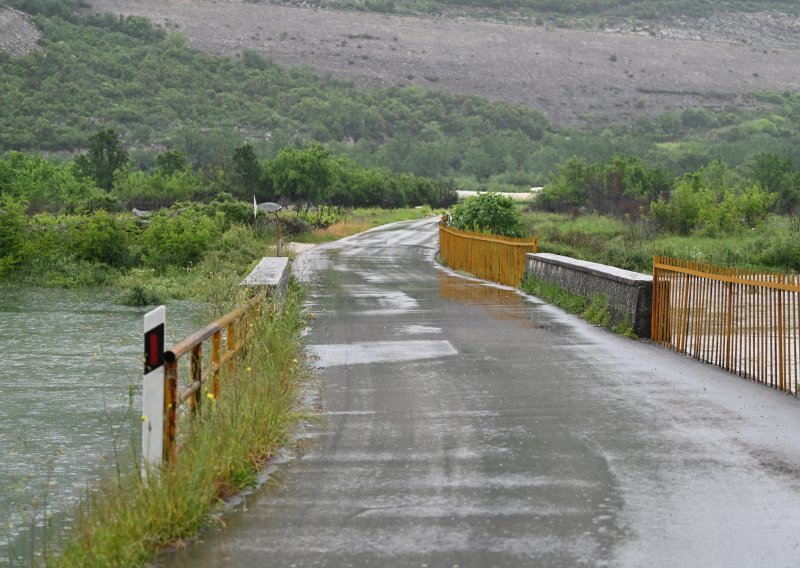 Poplavljen vrgorački most, najkritičnije kod granice s BiH