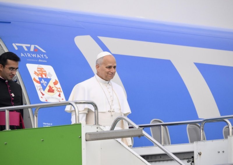 Papa na svom prvom putovanju dobio neobičan dar: 'Podijelit ću malo'