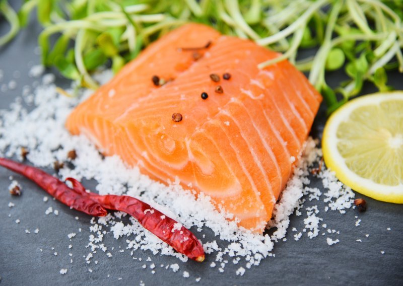 Losos pečen u soli: Ovo je najlakši recept za savršeno sočnu ribu