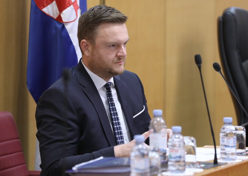 Maratonska rasprava u Saboru, Primorac: Ovako važna tema, a neki su donijeli WC papir