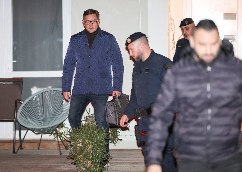 FOTO Mikulić prenoćio u pritvoru: Policija tijekom noći iznosila oružje iz njegove kuće