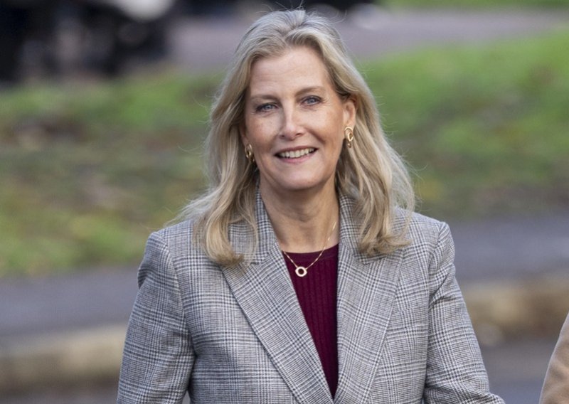 Omiljena kraljičina snaha chic odijelo podignula detaljima u otmjenoj nijansi