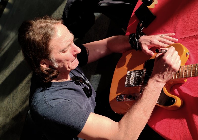 Započela humanitarna aukcija 'Gitara za Borisa': Nosi potpise najcjenjenijih glazbenika