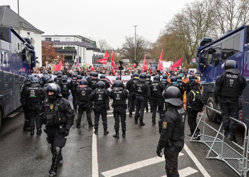 Kaos uoči osnivačkog kongresa pomlatka njemačke stranke, ima ozlijeđenih