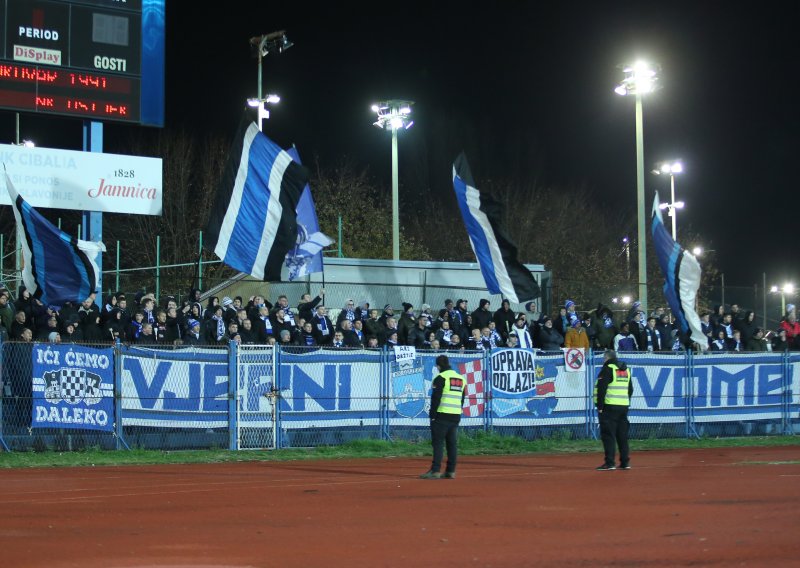 Navijači Osijeka ogorčeni: Žene i djeca su bosi stajali na betonu, oduzimali su im kape i rukavice
