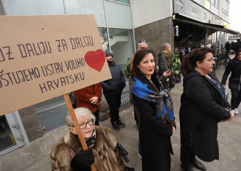 Ultradesičari prosvjedovali ispred stana Dalije Orešković, ona izašla pred njih