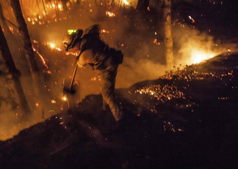 Požar prijeti stotinama kuća sjeverno od Los Angelesa