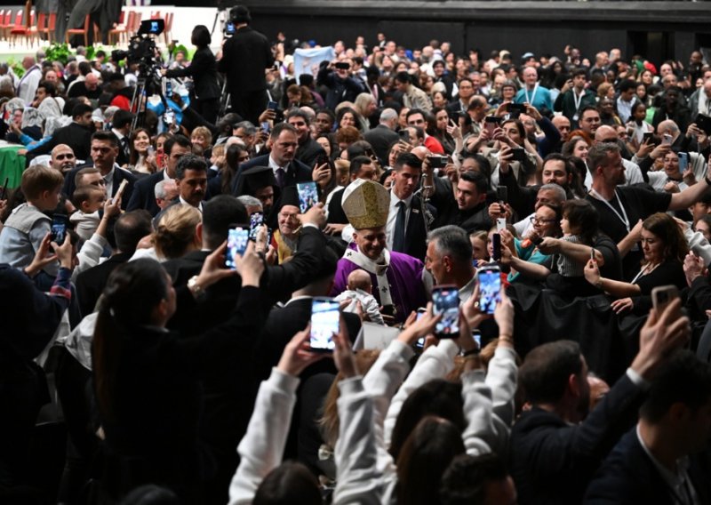 FOTO Dinamičan dan za papu Lava: Predvodio misu pred tisućama turskih vjernika