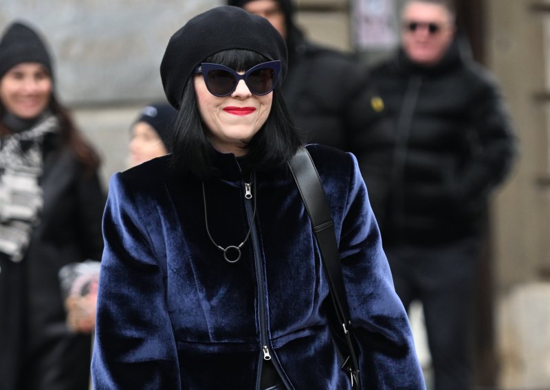 Mirela Holy prigrlila je vrući trend i ovim kaputom privukla poglede: Pogledajte tko je još bio na špici