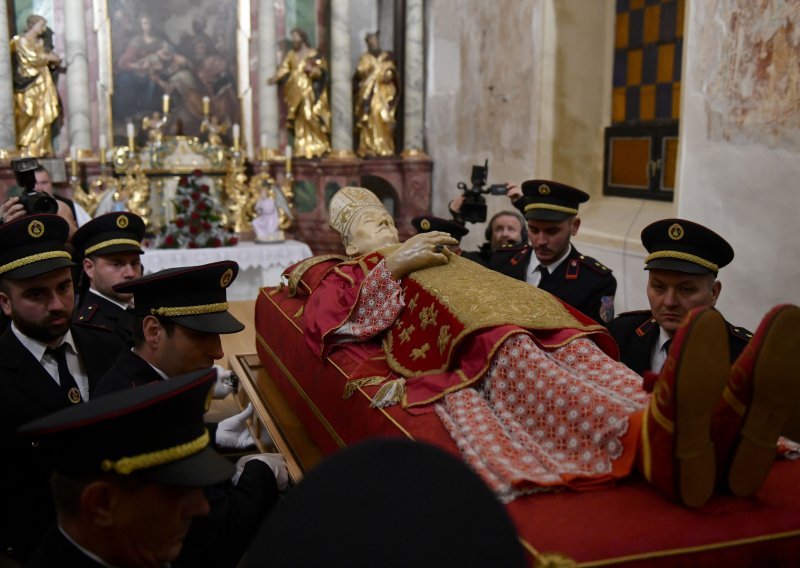 Relikvije Alojzija Stepinca stigle u Krašić: Do kraja godine bit će u crkvi Presvetoga Trojstva