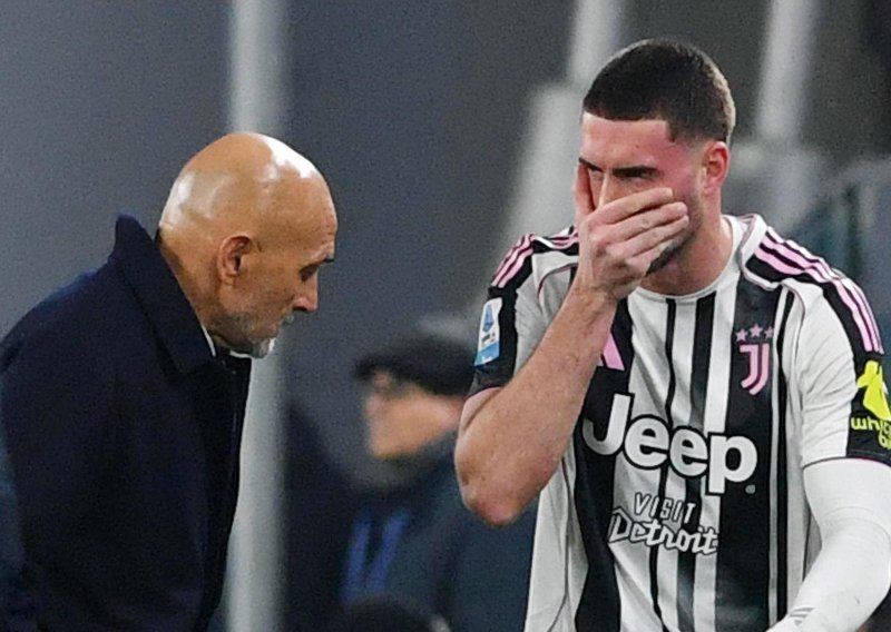 Dušan Vlahović u suzama izašao s terena