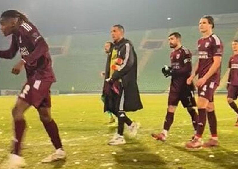 Bizarne scene na najvećem stadionu u BiH; navijači gađali grudama svoje igrače