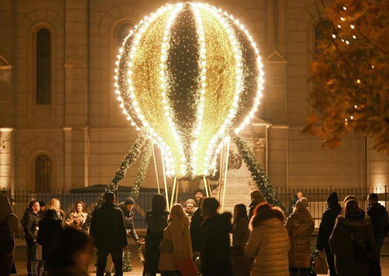 Kakav ugođaj: Pogledajte čarobnu atmosferu na Adventu u Zagrebu