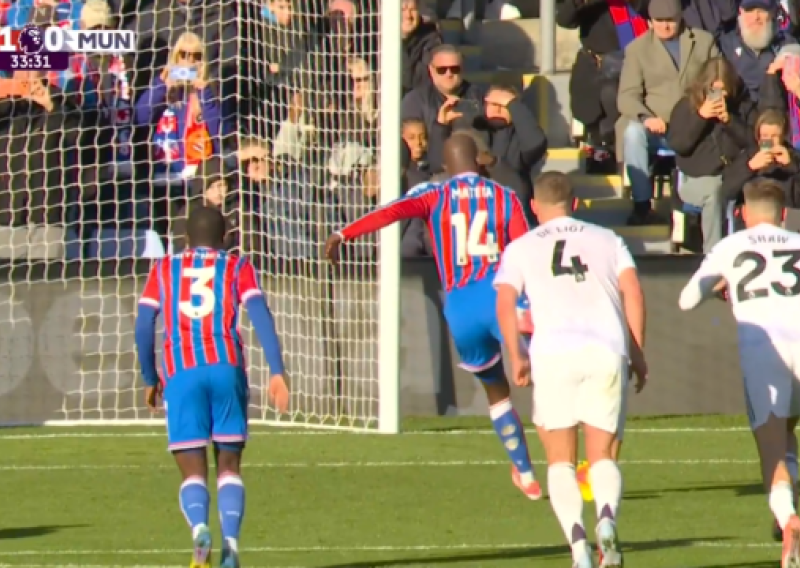 Pogledajte bizaran penal zvijezde Crystal Palacea: Zbog novog pravila ga morao ponovno izvoditi