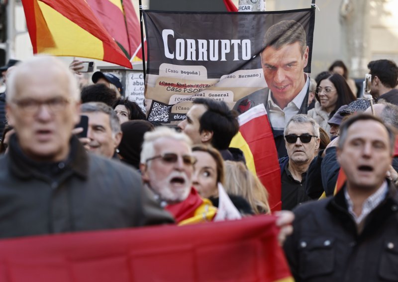 Tisuće prosvjednika u Madridu zatražile ostavku premijera Sáncheza