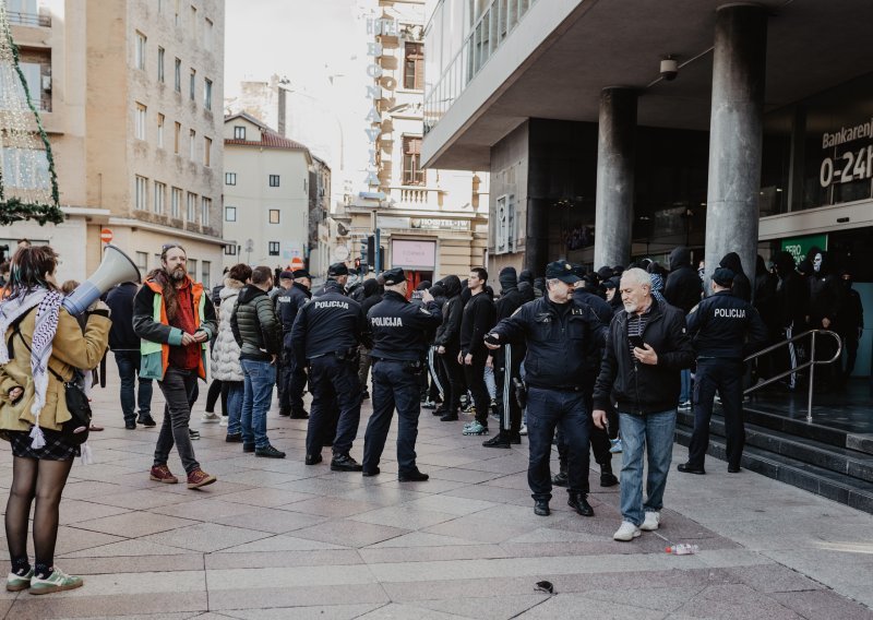 Na Antifašističkom maršu u Rijeci petardom ozlijeđena djevojčica, gradonačelnica pojasnila zašto nije bila na skupu