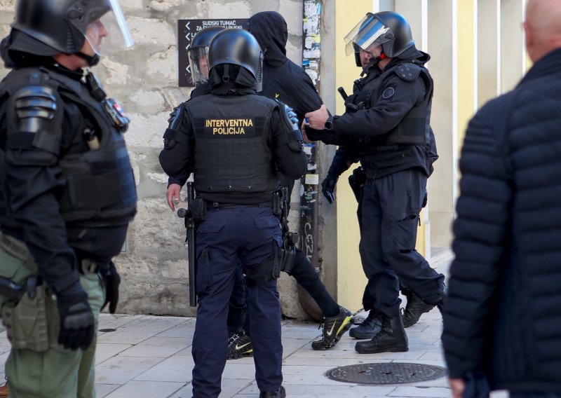 Dvoje privedenih zbog incidenta na maršu protiv fašizma u Zadru
