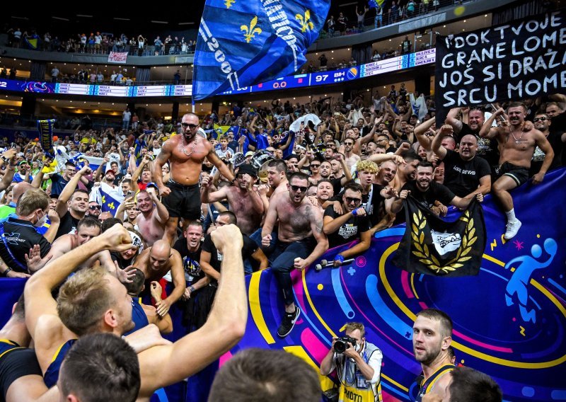 Navijači BiH na utakmici protiv Srbije uputili poruku Vučiću i vrijeđali ga