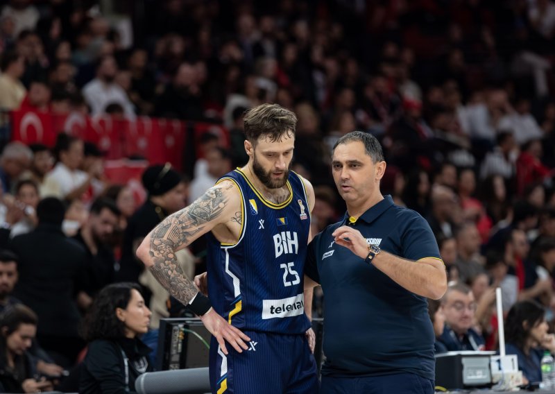 Izbornika BiH na presici pitali treba li se ispričati Srbima za uvrede u Skenderiji; evo što je rekao