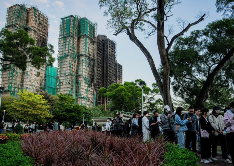 Policija nastavlja pretraživati izgorene nebodere: Uhićen mladić koji poziva na korupcijsku istragu