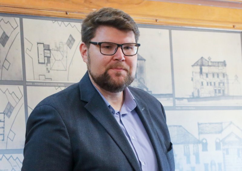 Ostao bez zaštitnog znaka: Peđa Grbin iznenadio javnost radikalnom promjenom imidža