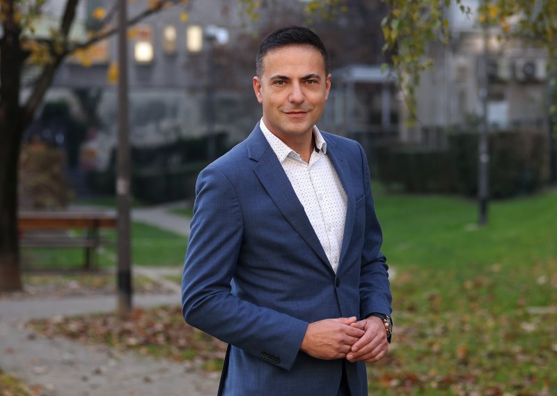 Adrian De Vrgna nedavno se oprostio od gledatelja na RTL-u, a sad je i službeno potvrđeno da radi u SDP-u