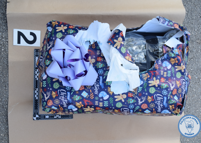 FOTO Policija na naplatnim kućicama zaustavila Slovence i otvorila božićne poklone. S razlogom su bili sumnjivi...