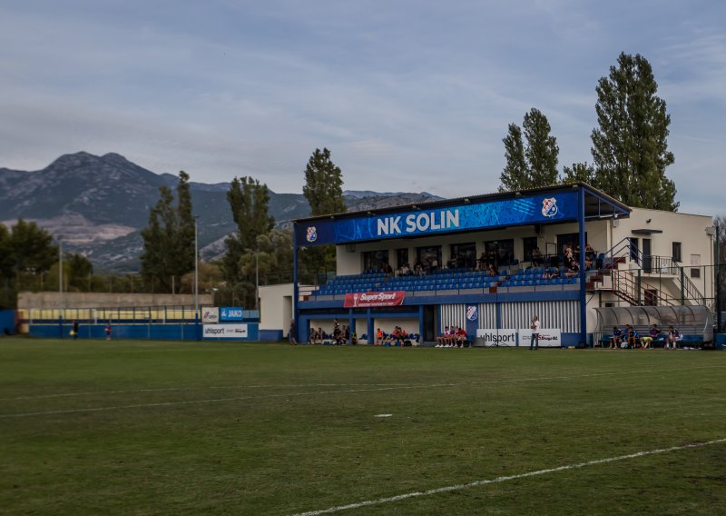 Na nogometnom travnjaku u Hrvatskoj iscrtana svastika