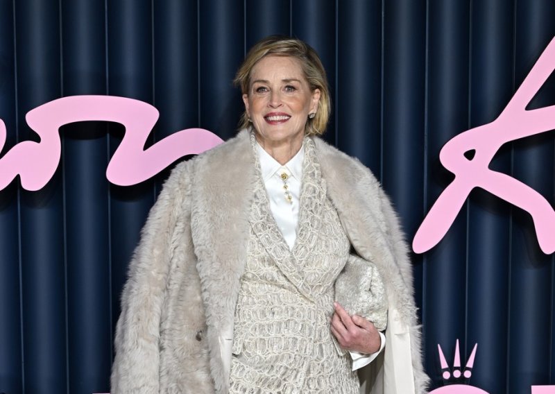 Kakvo odijelo, a tek kaput: Sharon Stone pokazala što je zimski glamur