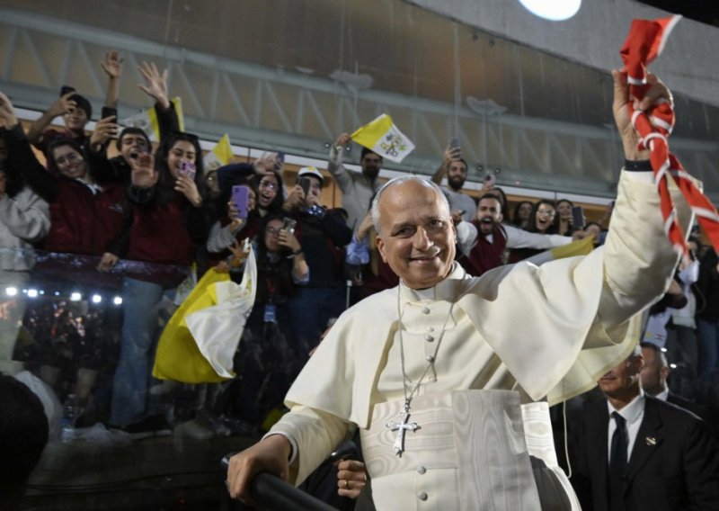 Papa u Bejrutu pozvao na novi pristup ratu: 'Slušajte krik naroda, traže mir'