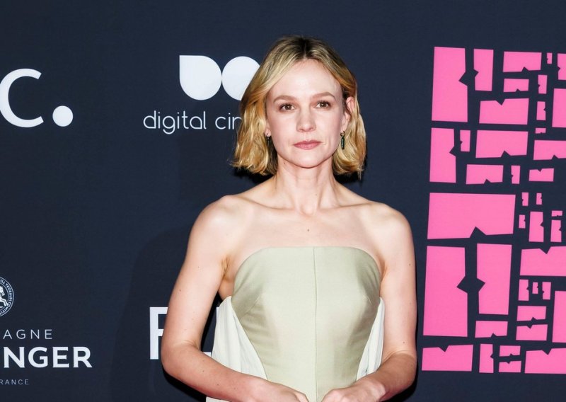 Poput moderne princeze: Lijepa glumica zasjala u divnoj haljini očaravajuće nijanse