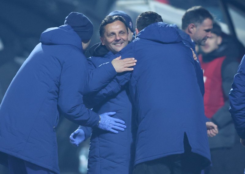 Ludnica na klupi Dinama! Pogledajte kako se slavi gol, jedan član stožera oduševio navijače
