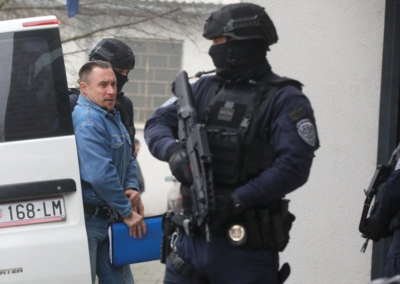 FOTO Specijalci u lisicama na sud doveli jednog od najokrutnijih hrvatskih ubojica