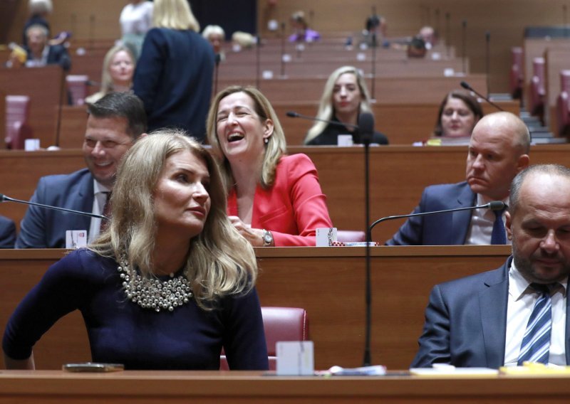 Sabini Glasovac HDZ-ovac rekao da sjedne, ona uzvratila: Ti ćeš mi reći kad da sjednem?