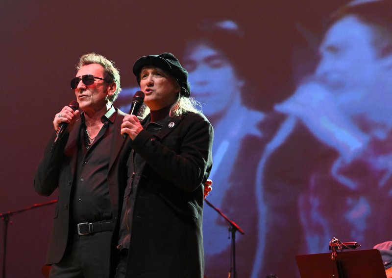 Tradicionalni spektakl: Kalember, Đuro, Loša i Stefanovski zapjevali Indexe, pogledajte atmosferu