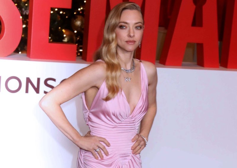 Prelijepa plavuša potpuno očarala u haljini koja priziva zlatno doba Hollywooda