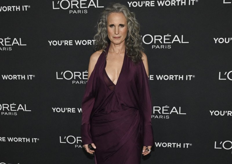 Kakva kreacija: Andie MacDowell u trendi nijansi istaknula svoje sijede uvojke