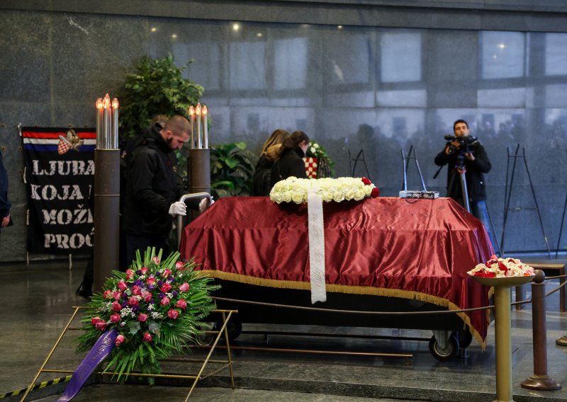 Sportaši i političari se oprostili od Sanjina Španovića: Posebno je dirljiv navijački transparent