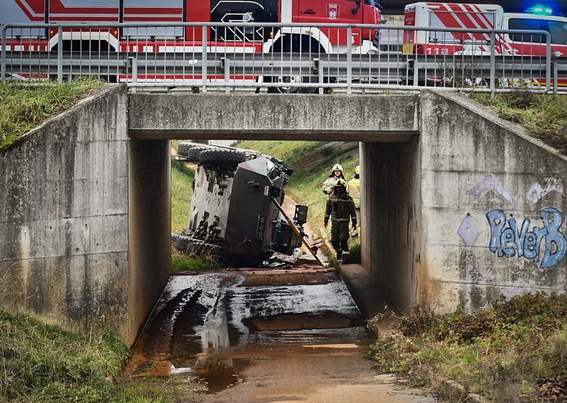 Slovenski vojnici oklopnjakom sletjeli u jarak i blokirali promet prema Austriji