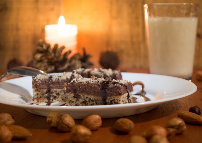 Ravno s bakinog stola: Ovaj prefini kolač s orasima i čokoladom hit je svakih blagdana