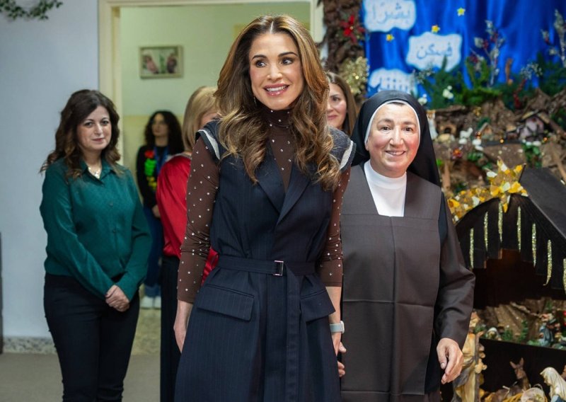 Najbolje odjevena kraljica pokazala najneobičniju haljinu iz svog ormara, ali svi su gledali u čizme