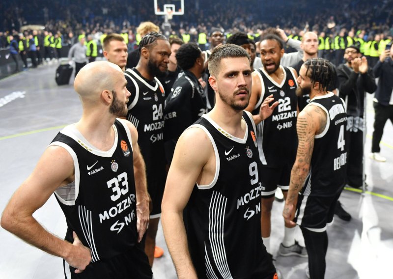 Beograd ovo ne pamti! Pogledajte kako krcata dvorana navijača Partizana cijelu utakmicu žestoko zviždi Partizanu