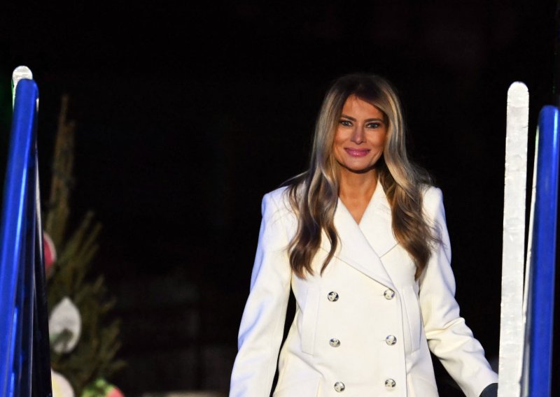 Blistala u kaputu koji ističe figuru: Melania Trump prekršila staro pravilo odijevanja